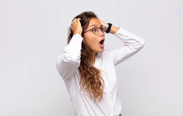 Meisje Met Open Mond Kijkt Geschokt Geschokt Door Een Vreselijke — Stockfoto