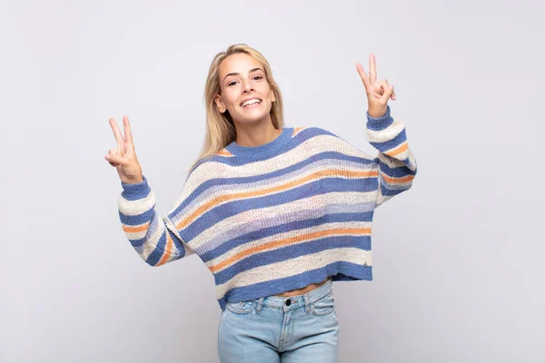 Mulher Sorrindo Olhando Feliz Amigável Satisfeito Gesticulando Vitória Paz Com — Fotografia de Stock