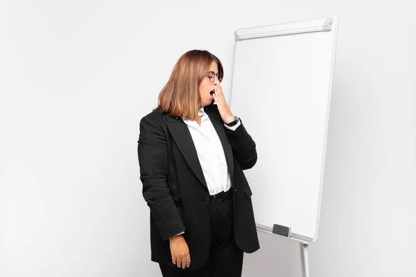 Frau Gähnt Faul Frühen Morgen Wacht Auf Und Sieht Schläfrig — Stockfoto