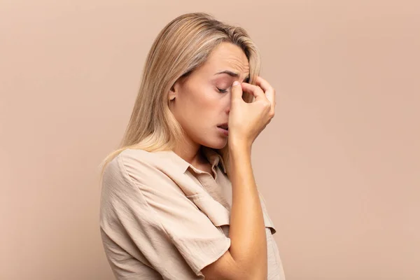 Frau Fühlt Sich Gestresst Unglücklich Und Frustriert Berührt Stirn Und — Stockfoto