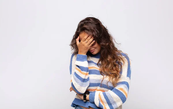 Chica Que Parece Estresada Avergonzada Molesta Con Dolor Cabeza Cubriendo —  Fotos de Stock