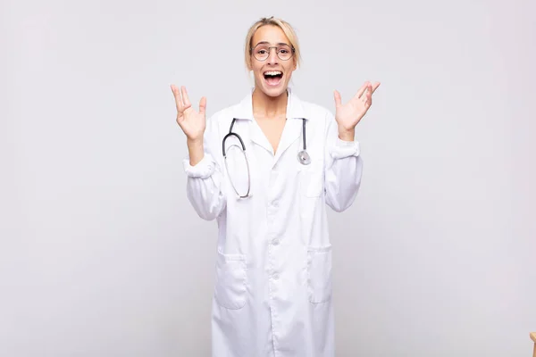 Ung Kvinna Läkare Känner Sig Glad Upphetsad Förvånad Eller Chockad — Stockfoto
