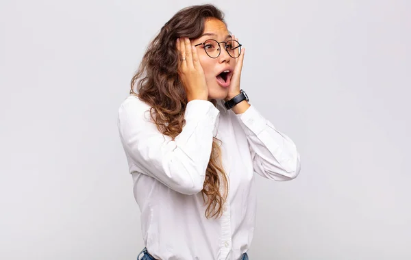 Ragazza Sensazione Felice Eccitato Sorpreso Guardando Lato Con Entrambe Mani — Foto Stock