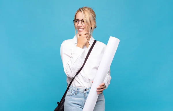 Junge Architektin Mit Glücklichem Selbstbewusstem Gesichtsausdruck Die Hand Kinn Staunend — Stockfoto