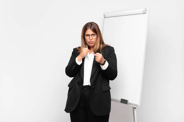 Frau Sieht Selbstbewusst Wütend Stark Und Aggressiv Aus Mit Fäusten — Stockfoto