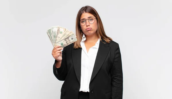 Mujer Joven Con Billetes Sintiéndose Triste Llorona Con Una Mirada — Foto de Stock