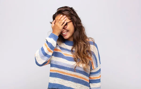 Chica Riendo Abofeteando Frente Como Diciendo Doh Olvidé Fue Error —  Fotos de Stock