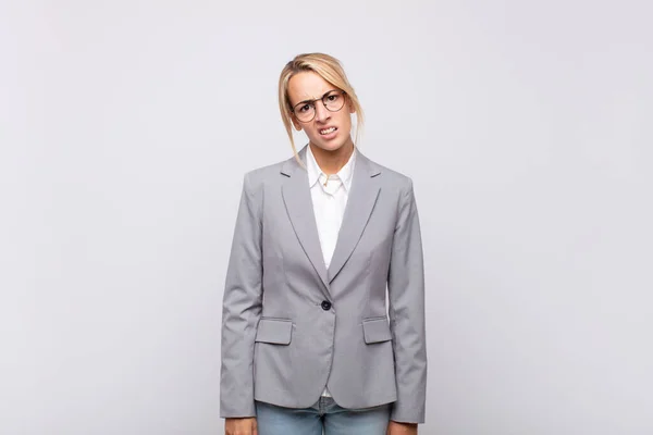 Young Businesswoman Feeling Puzzled Confused Dumb Stunned Expression Looking Something — Stockfoto