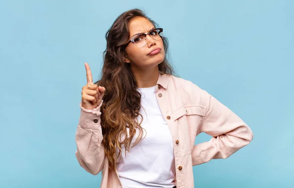 Menina Sentindo Como Gênio Segurando Dedo Orgulhosamente Depois Perceber Uma — Fotografia de Stock