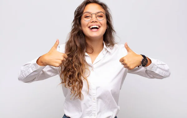 Ragazza Sorridente Ampiamente Cercando Felice Positivo Fiducioso Successo Con Entrambi — Foto Stock