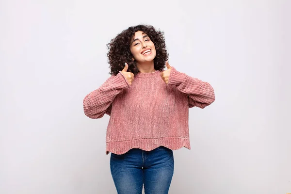 Mujer Sonriendo Ampliamente Mirando Feliz Positivo Seguro Exitoso Con Ambos — Foto de Stock