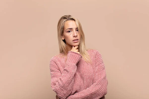 Mujer Que Parece Seria Confusa Incierta Reflexiva Dudando Entre Opciones — Foto de Stock