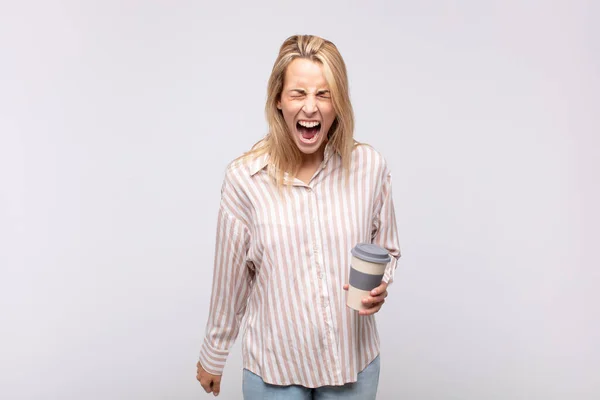 Junge Frau Mit Kaffee Schreit Aggressiv Sieht Sehr Wütend Frustriert — Stockfoto