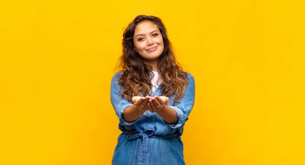 Ragazza Sorridente Felicemente Con Amichevole Fiducioso Sguardo Positivo Offrendo Mostrando — Foto Stock