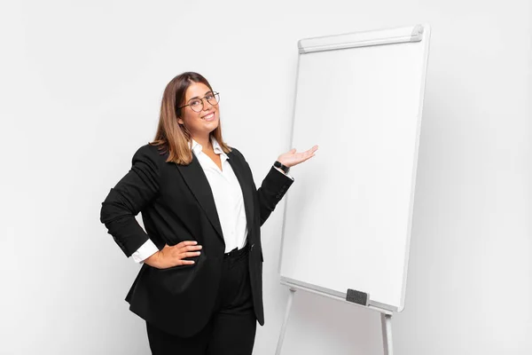 Kvinnan Känner Sig Glad Och Glad Ler Och Välkomnar Dig — Stockfoto