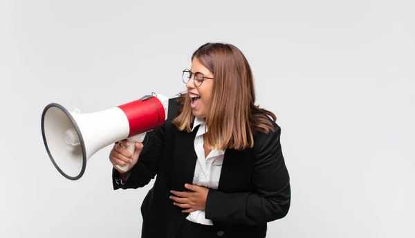 Jeune Femme Avec Mégaphone Riant Haute Voix Une Blague Hilarante — Photo