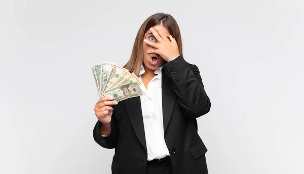 Mujer Joven Con Billetes Banco Que Parece Sorprendida Asustada Aterrorizada — Foto de Stock
