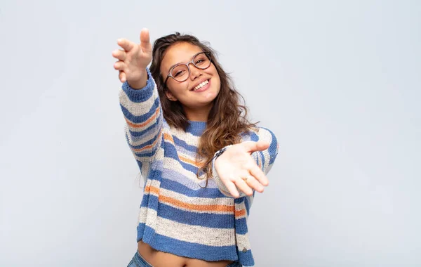 Chica Sonriendo Alegremente Dando Cálido Amistoso Cariñoso Abrazo Bienvenida Sintiéndose —  Fotos de Stock