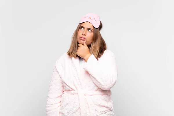Junge Frau Schlafanzug Nachdenkend Zweifelnd Und Verwirrt Mit Verschiedenen Optionen — Stockfoto