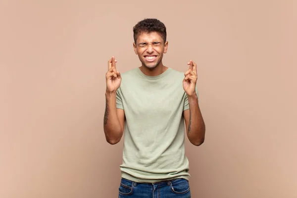 Zenuwachtig Hoopvol Zijn Vingers Kruisen Bidden Hopen Geluk — Stockfoto