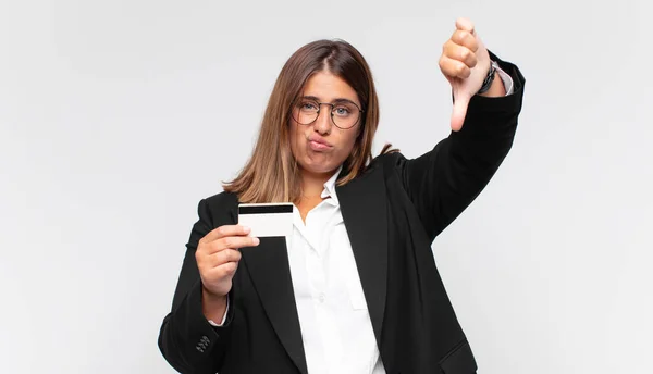 Jonge Vrouw Met Een Creditcard Gevoel Kruis Boos Geïrriteerd Teleurgesteld — Stockfoto