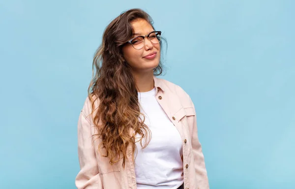 Meisje Zoek Gelukkig Vriendelijk Glimlachend Knipoog Naar Met Een Positieve — Stockfoto