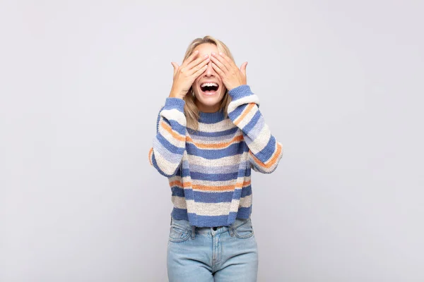 Donna Sorridente Felice Coprendo Gli Occhi Con Entrambe Mani Aspettando — Foto Stock