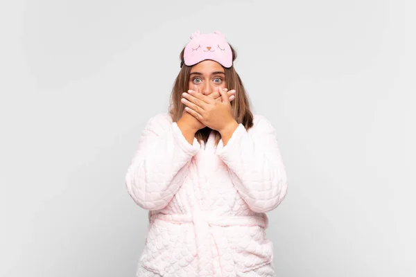 Ung Kvinna Klädd Pyjamas Täcka Munnen Med Händer Med Chockad — Stockfoto