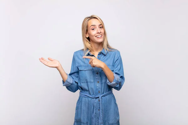 Mujer Sonriendo Alegremente Apuntando Copiar Espacio Palma Mano Mostrando Publicitando — Foto de Stock