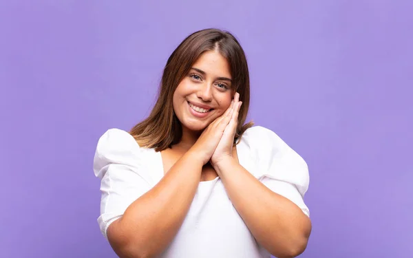 Jovem Loira Sentindo Amor Olhando Bonito Adorável Feliz Sorrindo Romanticamente — Fotografia de Stock