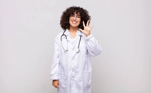 Jovem Médico Sorrindo Olhando Amigável Mostrando Número Cinco Quinto Com — Fotografia de Stock