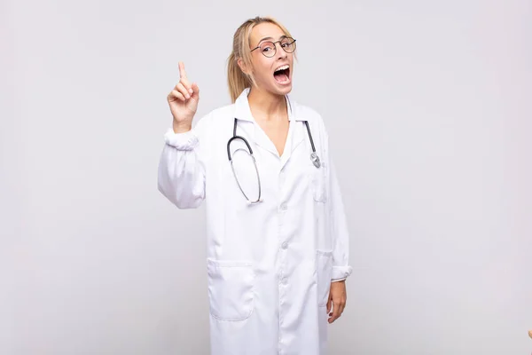 Giovane Donna Medico Sentirsi Come Genio Felice Eccitato Dopo Aver — Foto Stock