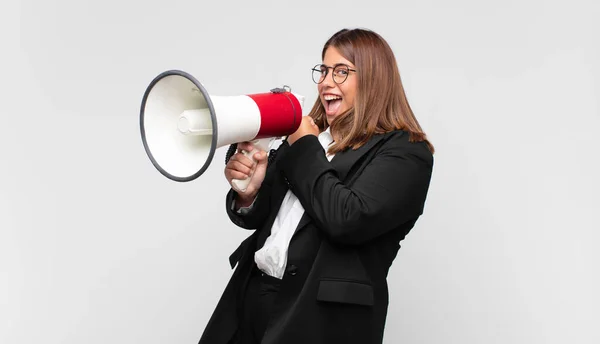 Jonge Vrouw Met Een Megafoon Die Zich Gelukkig Positief Succesvol — Stockfoto