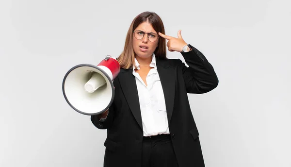 Junge Frau Mit Megafon Die Sich Verwirrt Und Verwirrt Fühlt — Stockfoto