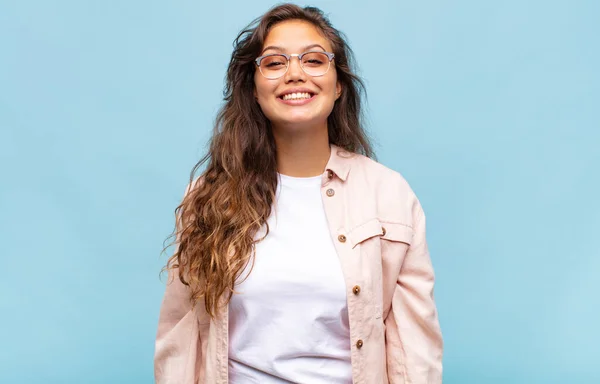 Meisje Zoek Gelukkig Gek Met Een Brede Leuke Gekke Glimlach — Stockfoto