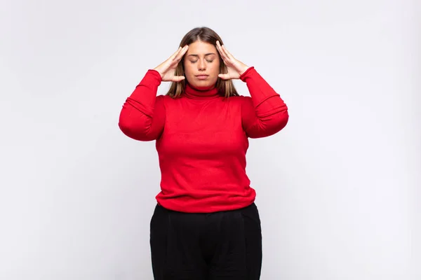 Giovane Donna Bionda Dall Aspetto Concentrato Riflessivo Ispirato Brainstorming Immaginando — Foto Stock