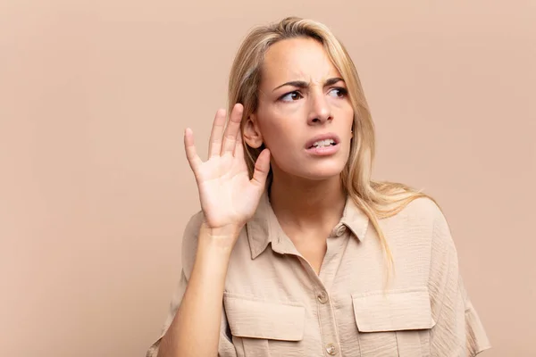Kvinnan Ser Allvarlig Och Nyfiken Lyssnar Försöker Höra Ett Hemligt — Stockfoto