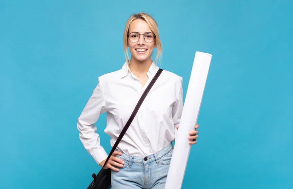 Junge Architektin Lächelt Glücklich Mit Einer Hand Auf Der Hüfte — Stockfoto