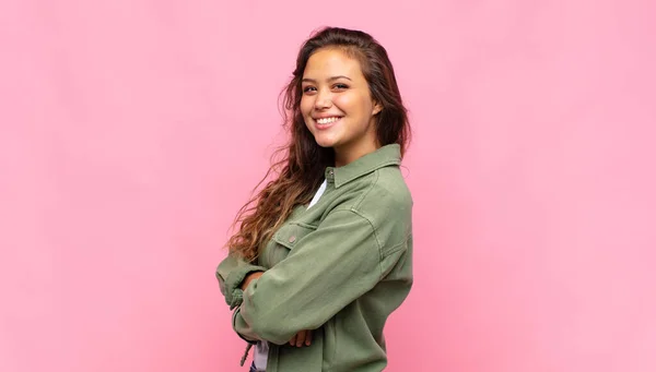 Frau Lächelt Die Kamera Mit Verschränkten Armen Und Einem Glücklichen — Stockfoto