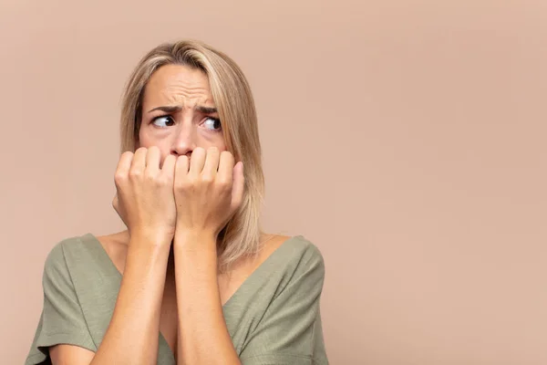 Mulher Olhando Preocupado Ansioso Estressado Com Medo Mordendo Unhas Olhando — Fotografia de Stock