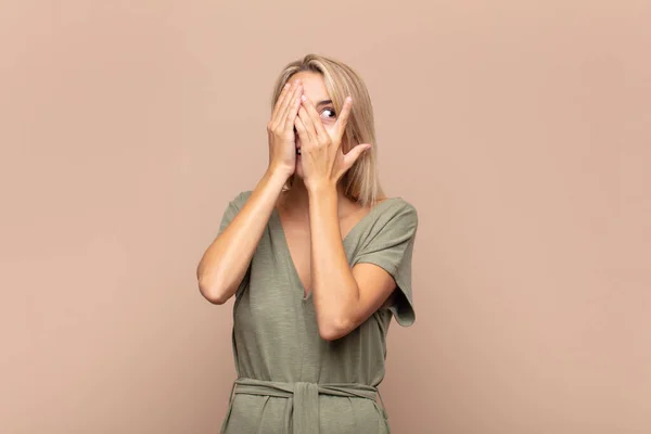 Kvinna Täcka Ansiktet Med Händer Kika Mellan Fingrar Med Förvånad — Stockfoto