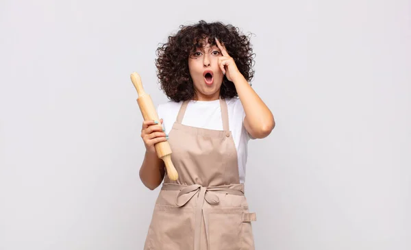 Jonge Mooie Vrouw Chef Kok Kijken Verrast Open Mond Geschokt — Stockfoto