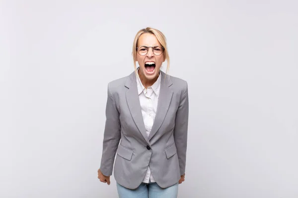 Mladá Podnikatelka Křičí Agresivně Vypadá Velmi Rozzlobeně Frustrovaně Rozhořčeně Nebo — Stock fotografie