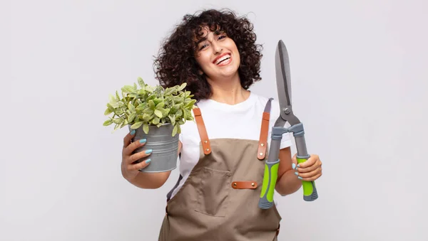 剪定ばさみのきれいな女性の庭師をアラブ — ストック写真