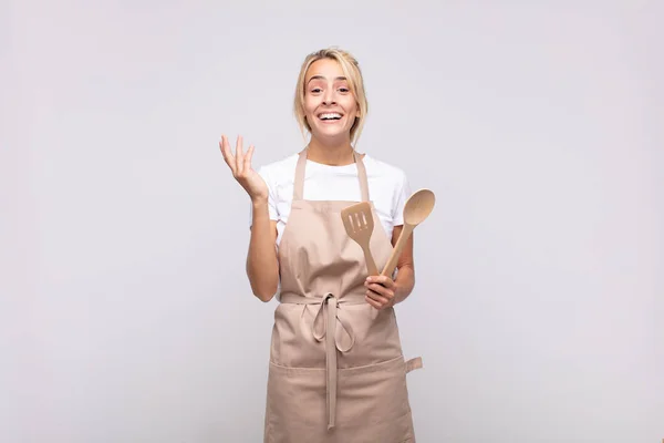 Joven Chef Sintiéndose Feliz Sorprendida Alegre Sonriendo Con Actitud Positiva —  Fotos de Stock