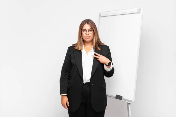 Mujer Sintiéndose Feliz Positiva Exitosa Con Mano Haciendo Forma Sobre — Foto de Stock