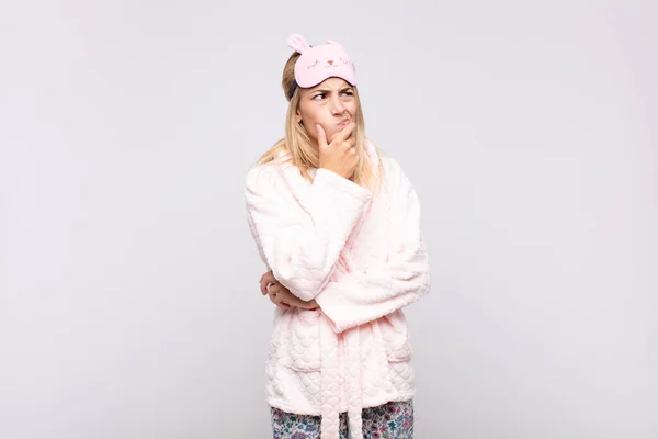 Ung Vacker Kvinna Bär Pyjamas Tänker Känner Sig Tveksam Och — Stockfoto