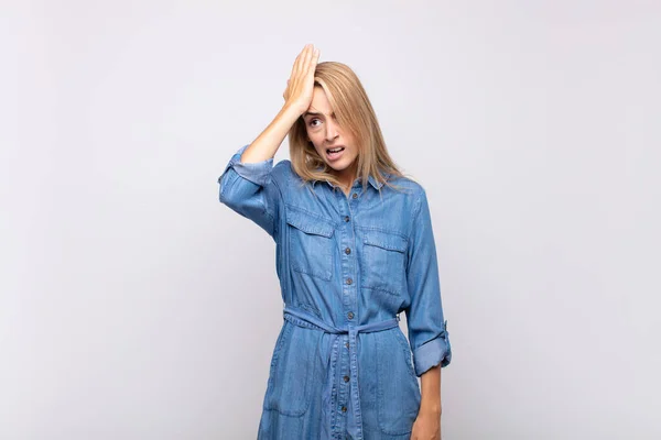 Woman Raising Palm Forehead Thinking Oops Making Stupid Mistake Remembering — Stock Photo, Image