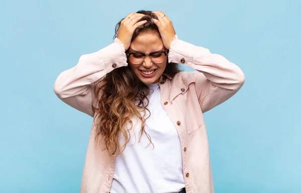 Vrouw Die Zich Gestrest Gefrustreerd Voelt Handen Omhoog Houdt Zich — Stockfoto