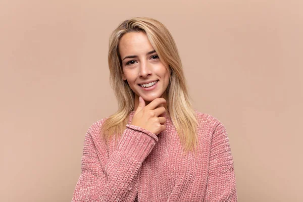 Mujer Sonriendo Disfrutando Vida Sintiéndose Feliz Amigable Satisfecha Despreocupada Con — Foto de Stock